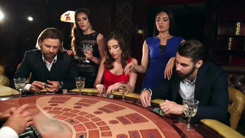 Люди за игорным столом
